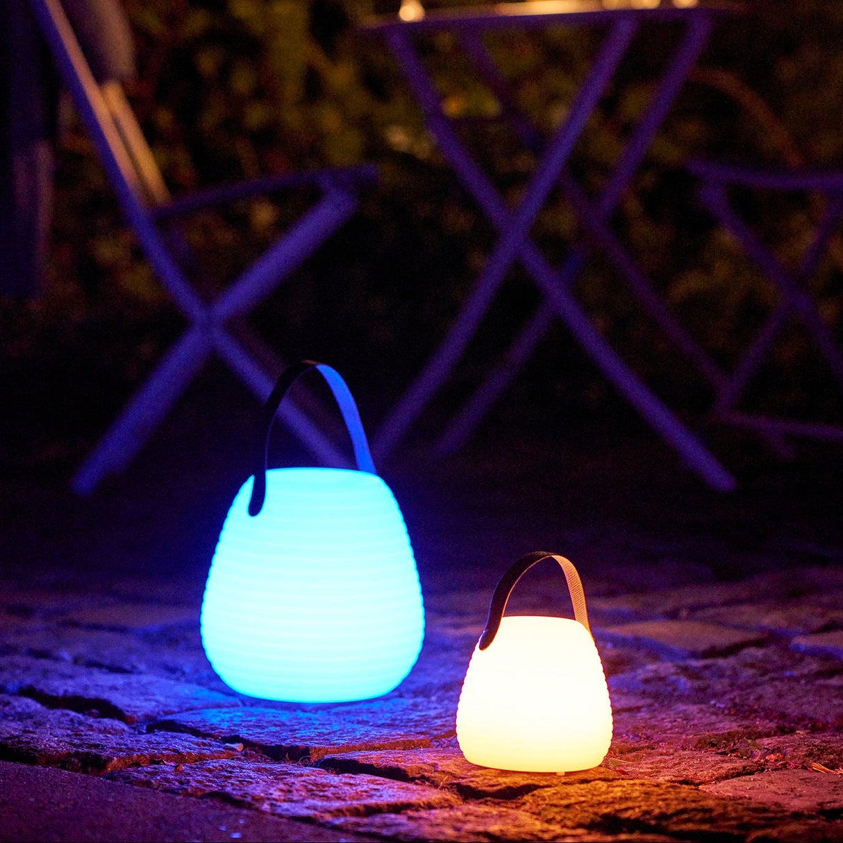 Derry lampe med blått og gult lys utendørs