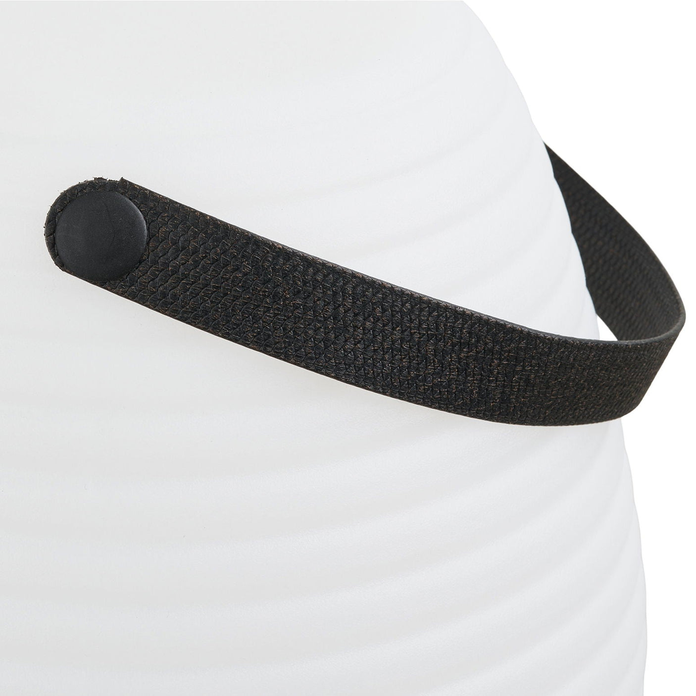 Detaljbilde av sort håndtak på hvit lampe