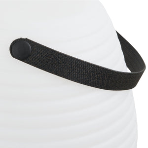 Detaljbilde av sort håndtak på hvit lampe