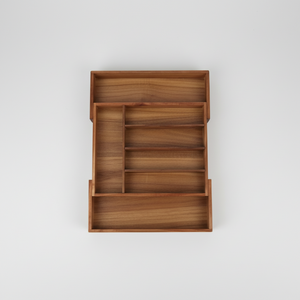 Eksklusiv kjøkkenorganisator i heltre med romslige rominndelinger for ryddig oppbevaring