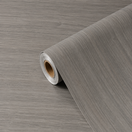 Rull med Calm Greige kontaktplast som viser naturtro gråbeige trefibre og matt finish