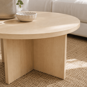 Kontaktplast med nordisk eikedesign i stue