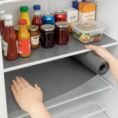 Sklisikker grå hyllematte i skuff som hindrer flasker og produkter i å skli rundt.