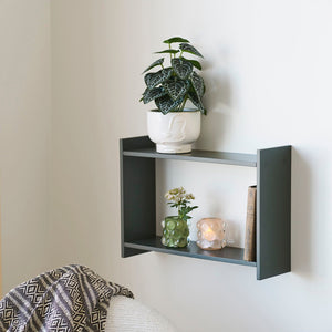 Liten kunstig plante i potte brukt som grønn interiørdetalj