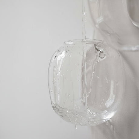 Flere DBKD Pebble veggvaser montert i gruppe på vegg