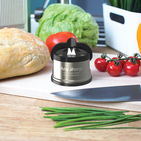 AnySharp Pro knivsliper brukt på kjøkkenbenk med brød og kokkekniv