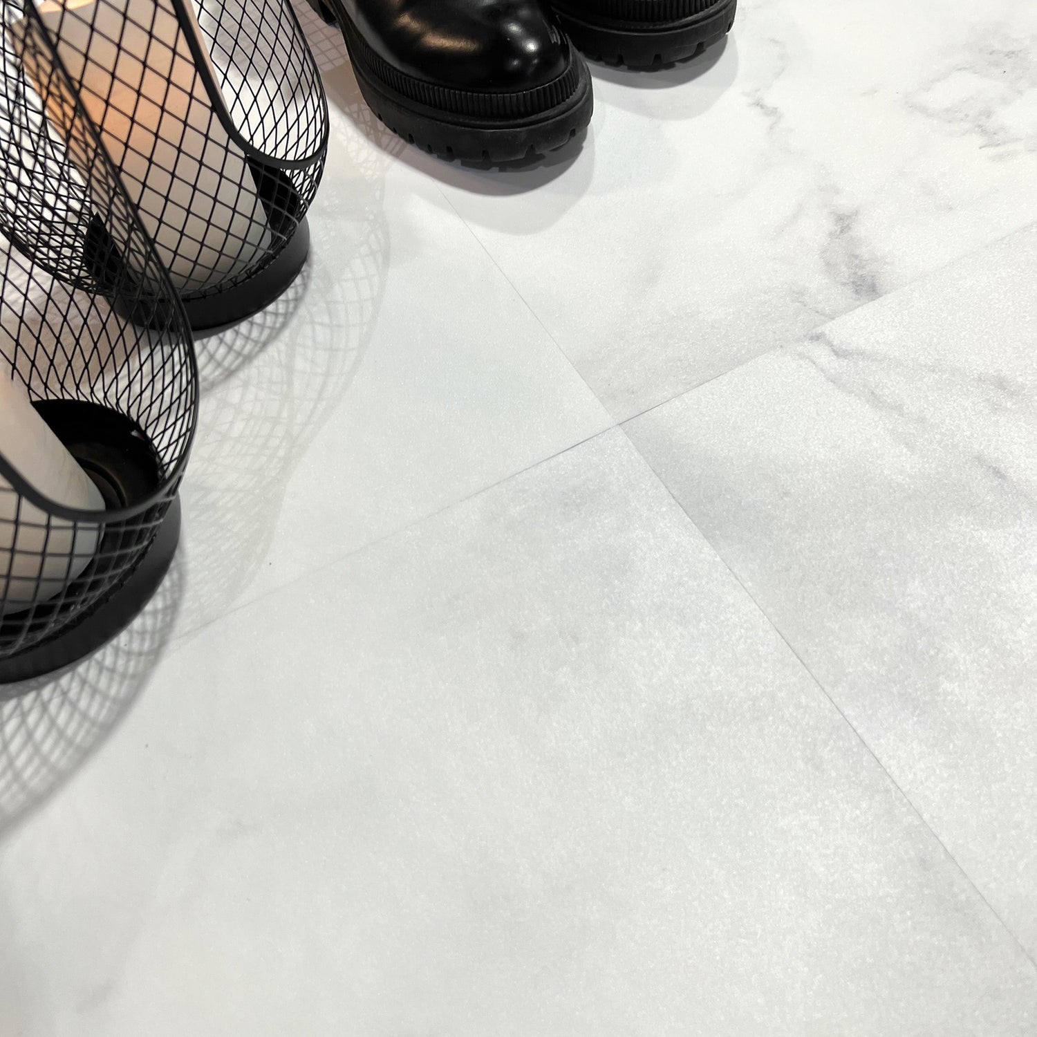 Prov: Självhäftande plattor i vit marmor från Athena