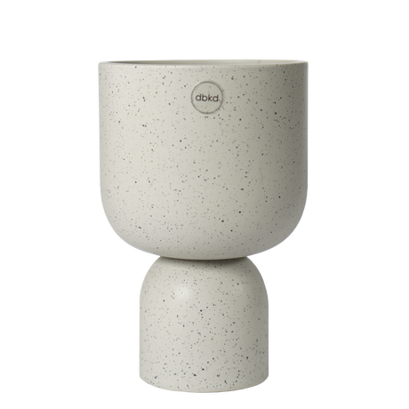 Produktbilde av DBKD blomsterpotte med skulpturelt uttrykk og logo i front.