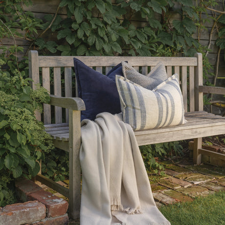 Nærbilde av vevd putetrekk i blå beige toner