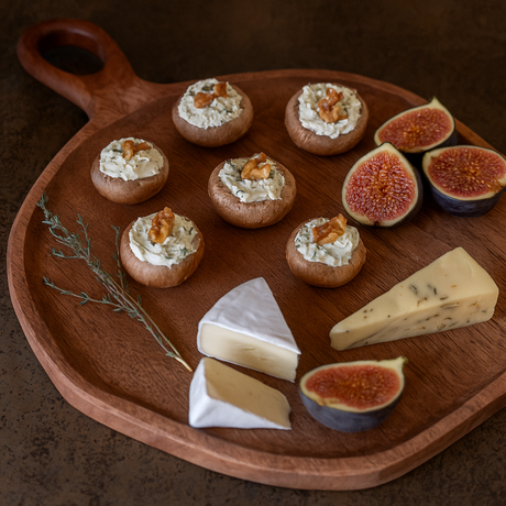 Kvadratisk bilde av Goa serveringsbrett i mangotre, rent produktbilde uten pynt eller mat.