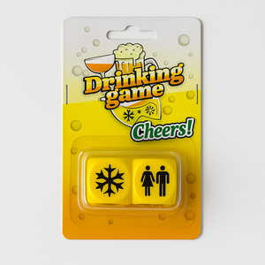 Gult spill «Drinking Game Cheers!» med to terninger i blisterpakning, plassert på stuebord i koselig interiør.