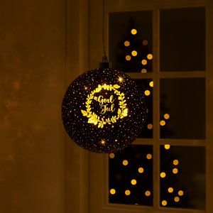 Hengende julelykt med kransmotiv og varm glød