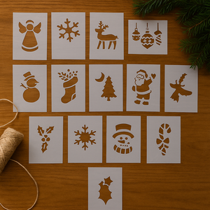 Sett med julesjablonger på bord – engel, snøfnugg, reinsdyr, julekuler, snømann, julestrømpe, juletre, julenisse, kristtorn, sukkertøystang