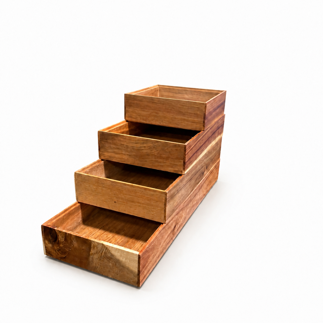Fire organiseringsbrett i akasietre stablet trinnvis fra det største til det minste på hvit bakgrunn. - Lindas Dekor 