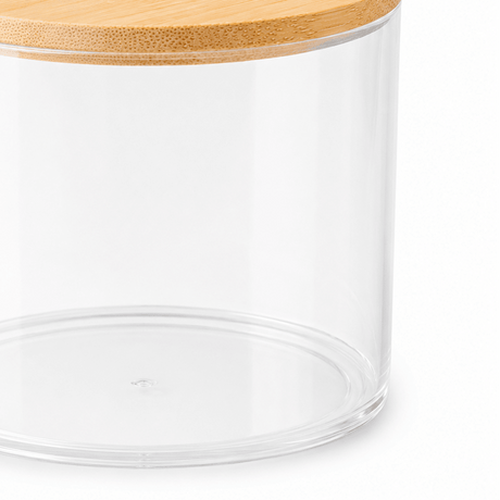 Nærbilde av transparent oppbevaringsboks med bambuslokk og klar plastbeholder. - Lindas dekor