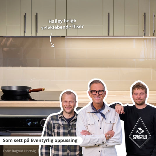 Halvor Bakke og teamet fra Eventyrlig Oppussing foran kjøkkenet i Sykepleierhytten med Hailey beige selvklebende fliser fra Lindas Dekor, brukt i serien på TV3 og Viaplay.