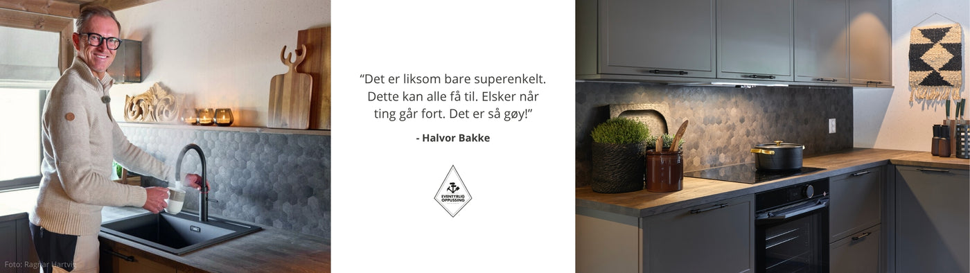 Stemningsfullt hyttekjøkken fra Eventyrlig Oppussing designet av Halvor Bakke, med grå kjøkkenskap, trebenkeplate og sekskantede fliser på veggen. Moderne og tidløs stil med varme detaljer og naturmaterialer. Foto: Ragnar Hartvig / Eventyrlig Oppussing.