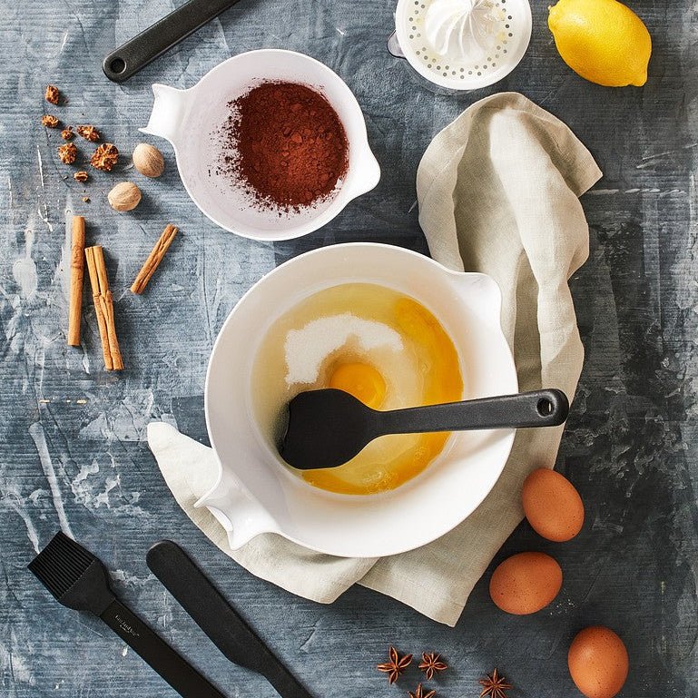 Sort silikonskje brugt til saus i en skål uden at skade non-stick belegg