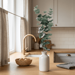Konstgjord eucalyptusplanta 60 cm i vit vas på en köksbänk i ett ljust hem