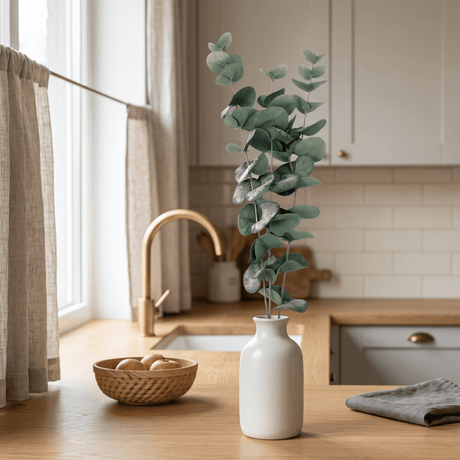 Konstgjord eucalyptusplanta 60 cm i vit vas på en köksbänk i ett ljust hem