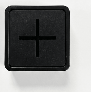 Detaljbilde av sort selvklebende knagg sett rett forfra som viser firkantet design og åpning i midten. - Lindas dekor