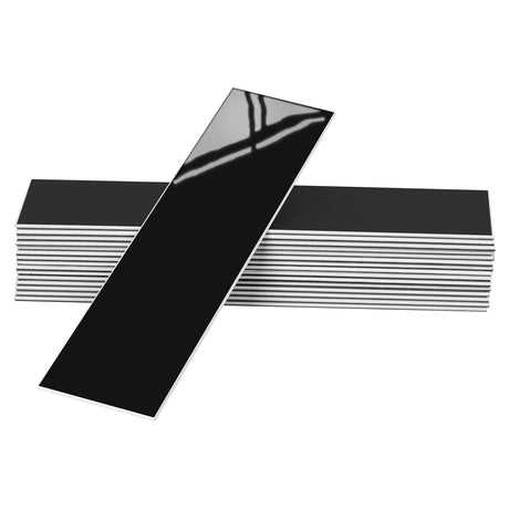 Hailey sorte fliser montert på vegg på moderne vaskerom.