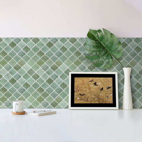 Flis med karakteristisk design i ulike grønnfarger som gir liv til veggen.