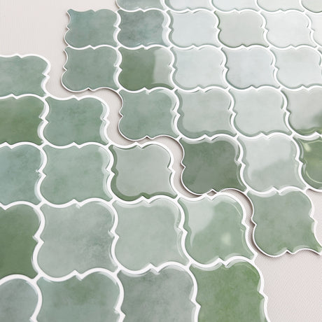 Lanterne grønn selvklebende veggflis med dekorativt mønster og nyanserte grønntoner.