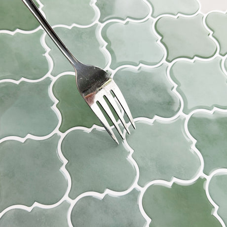 Lanterne veggflis i grønt med vannbestandig overflate for kjøkken eller bad.