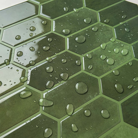 Selvklebende flisprøve i grønn marmorfinish – perfekt for vurdering av farge og tekstur.