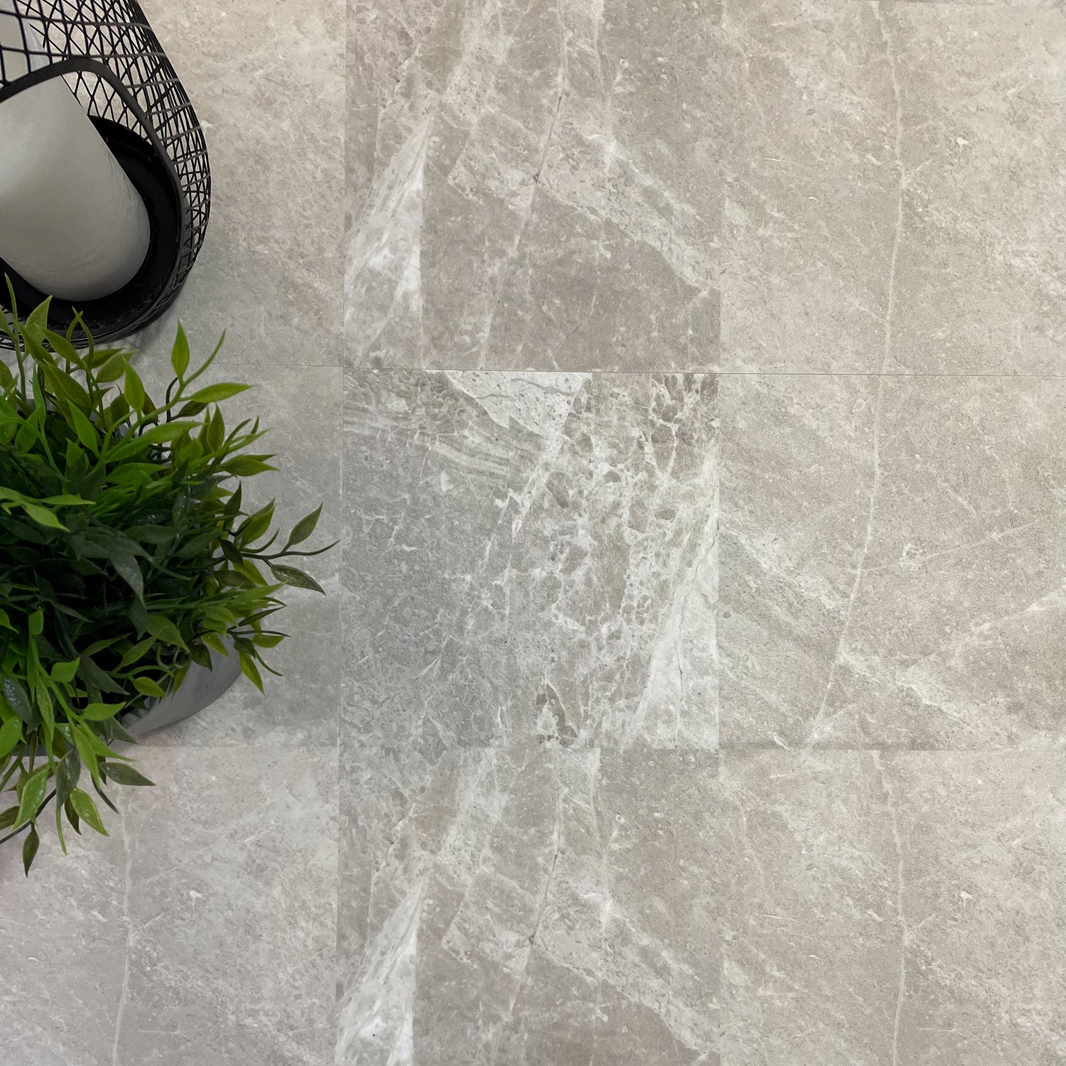 Exempel: Limebeige självhäftande plattor