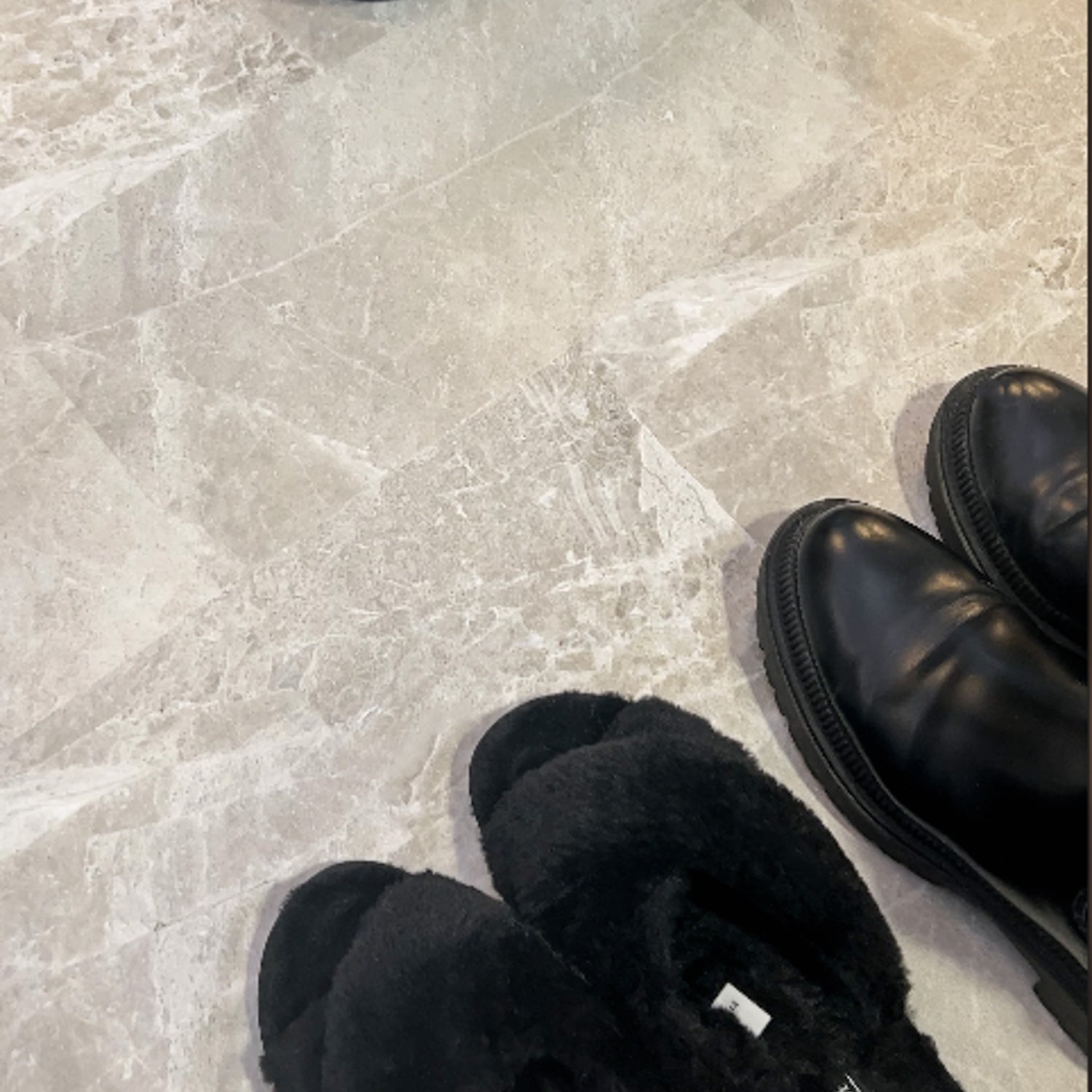 Exempel: Limebeige självhäftande plattor