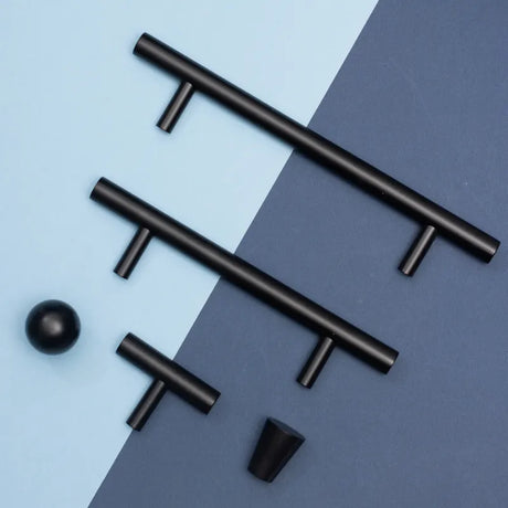 Flere Madrid håndtak i sort matt vist i ulike størrelser på blå bakgrunn. Perfekt for kjøkken, bad og garderobe.