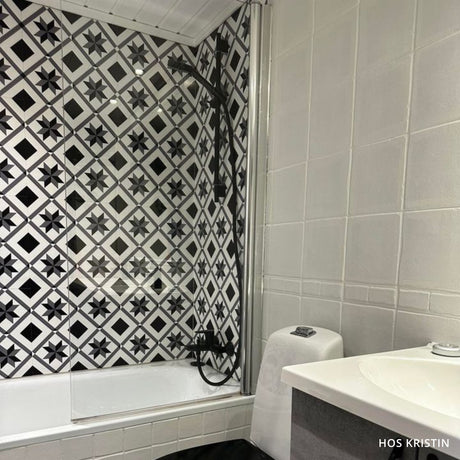 Oslo selvklebende veggfliser i sort og hvitt med stjernemønster og vevd struktur.