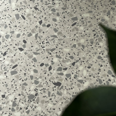 London terrazzo självklistande väggflisor – stylade med gröna planter och interiördetaljer
