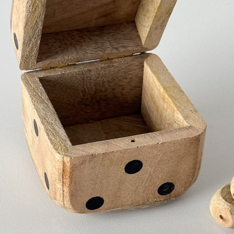 Dekorativ terningboks i tre med fem små terninger inkludert