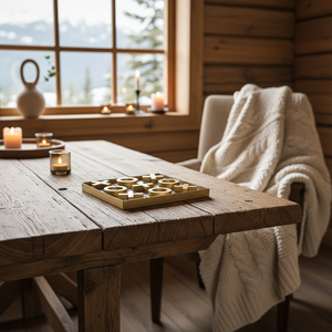 Dekorativt brettspill i sort og gull som interiørdetalj i hytteinspirert stue