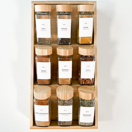 Detaljbilde av firkantede krydderglass med lokk for oppbevaring"

