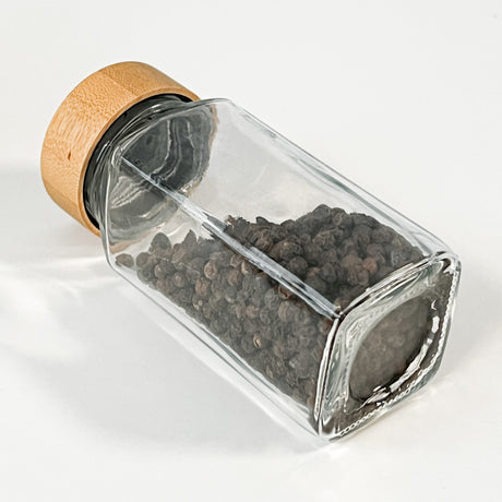 Krydderglass firkantet i kjøkken for organisert krydderoppbevaring