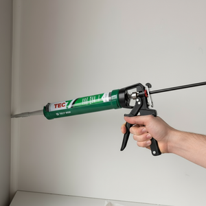 Person påfører fugemasse med TEC7 fugepistol fra Lindas Dekor, ideell for presis tetting og liming.