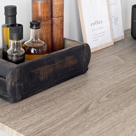 Naturtro trestruktur i lys eik – realistisk og ripebestandig kontaktplast til kjøkkenbenk