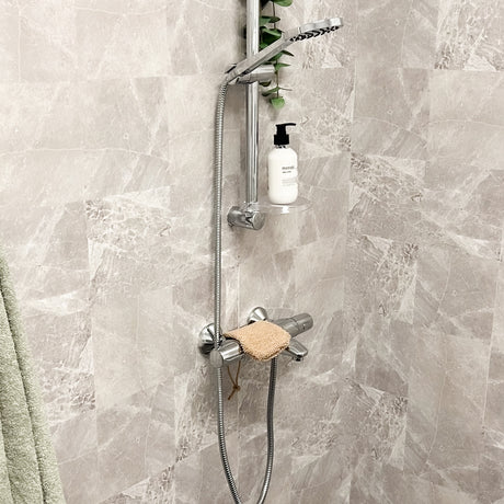 Kalk beige selvklebende fliser er et elegant og tidløst valg for deg som ønsker et rolig, naturtro uttrykk på bad eller andre våtrom. 