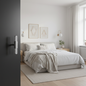 Kvadratisk produktfoto av Stockholm sølvhåndtak montert på mørk innredning