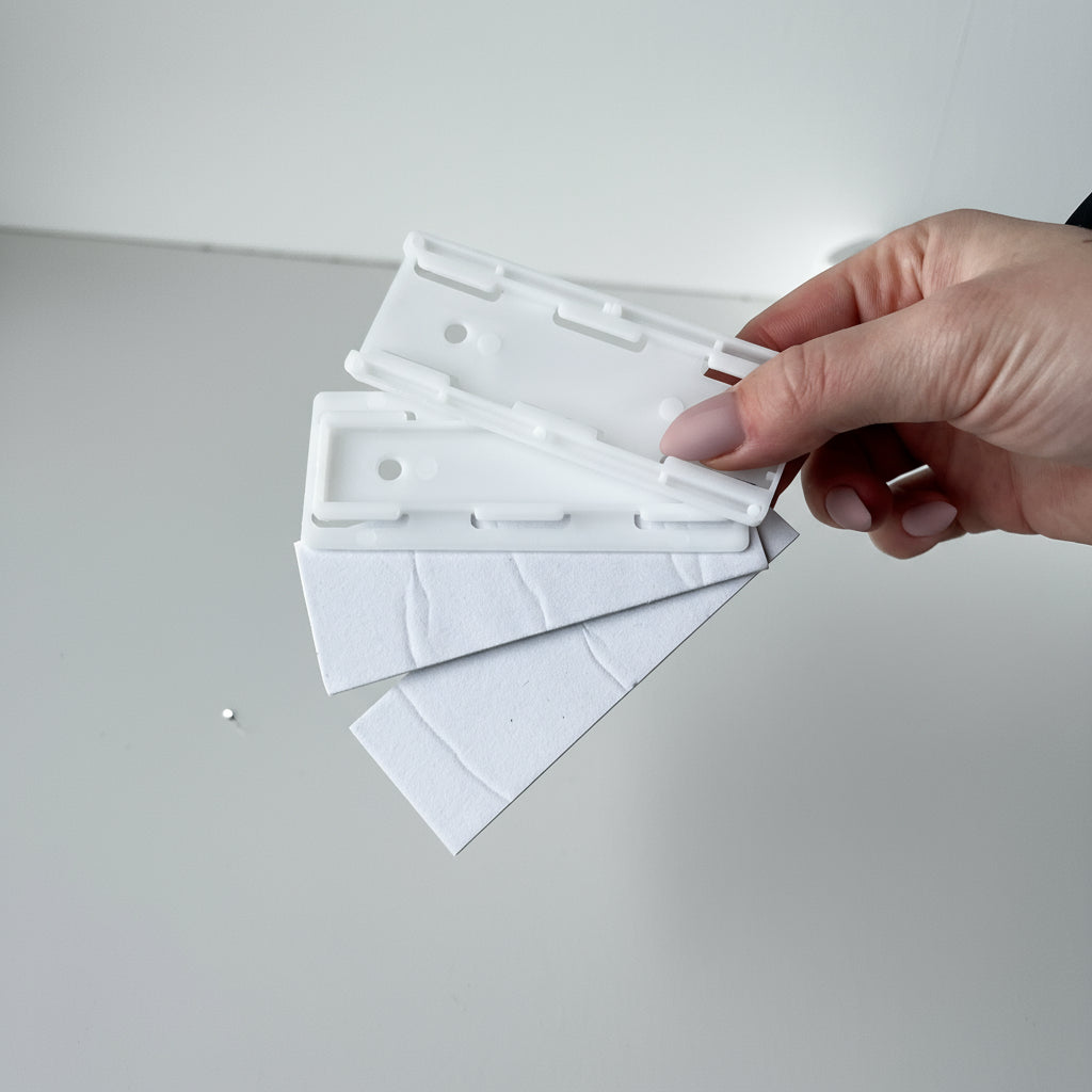 Montering av grenuttak med selvklebende feste på benkeplate