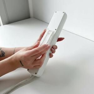 Enkel montering av grenuttak med selvklebende feste i kjøkken eller kontor