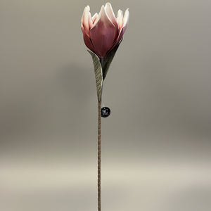 Kunstig rosa blomst med åpen kronblad på lang stilk
