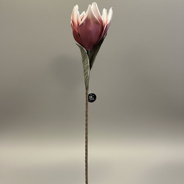 Kunstig rosa blomst med åpen kronblad på lang stilk