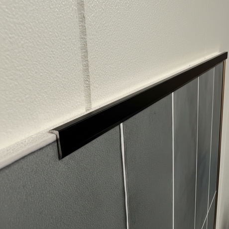 Sorte endelister til selvklebende veggfliser for elegant finish