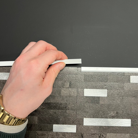 Hvite endelister til selvklebende veggfliser for profesjonell finish