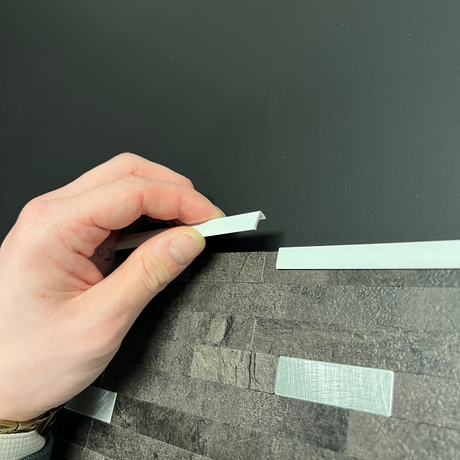 Med disse hvite endelistene blir skjøtene på flisene mye mer elegant